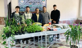 غرفه‌ای از دانش و تولید؛ دانش‌آموزان و مدرسان هنرستان رویش در نمایشگاه مشاغل خانگی سقز
